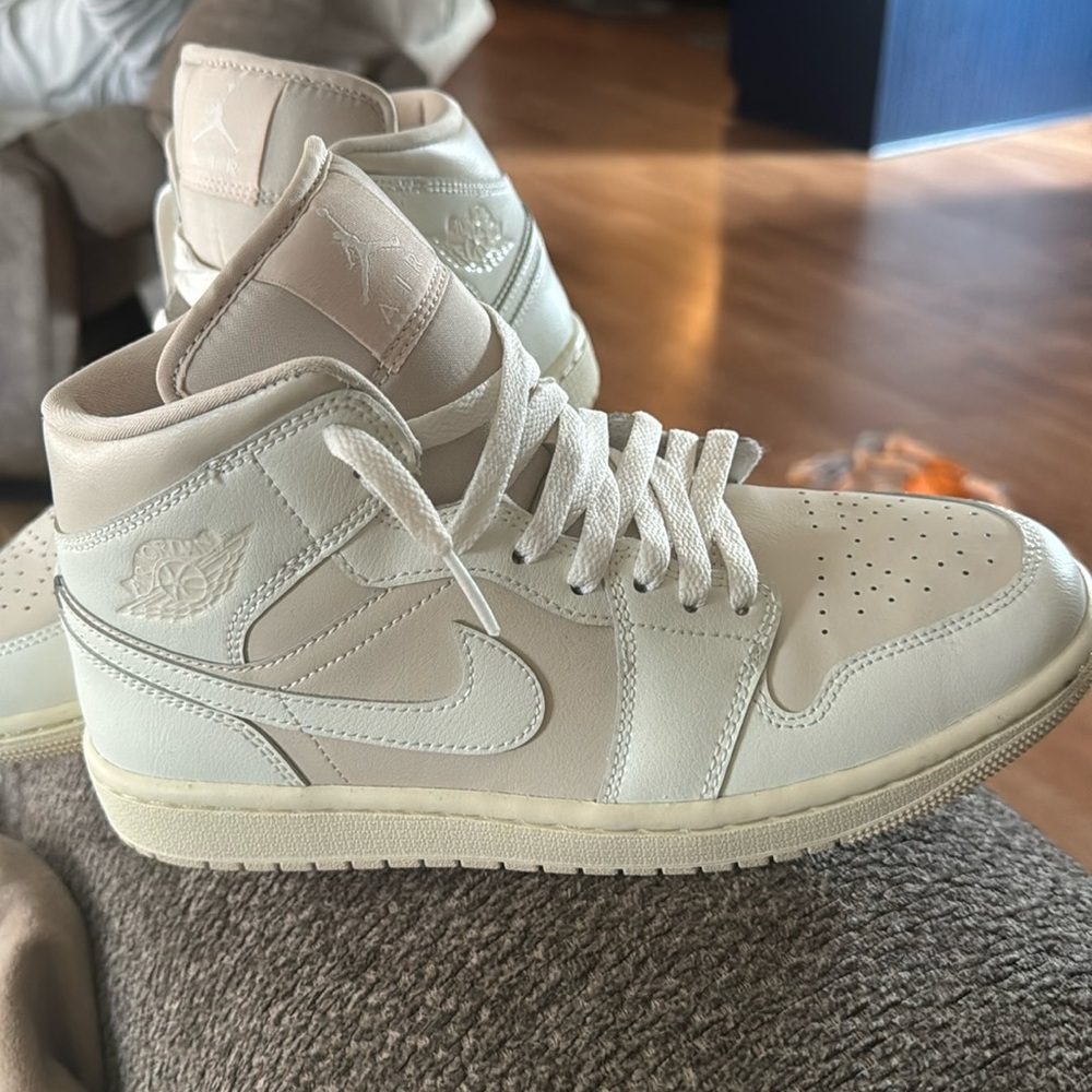 Women’s high top Jordan’s size 8